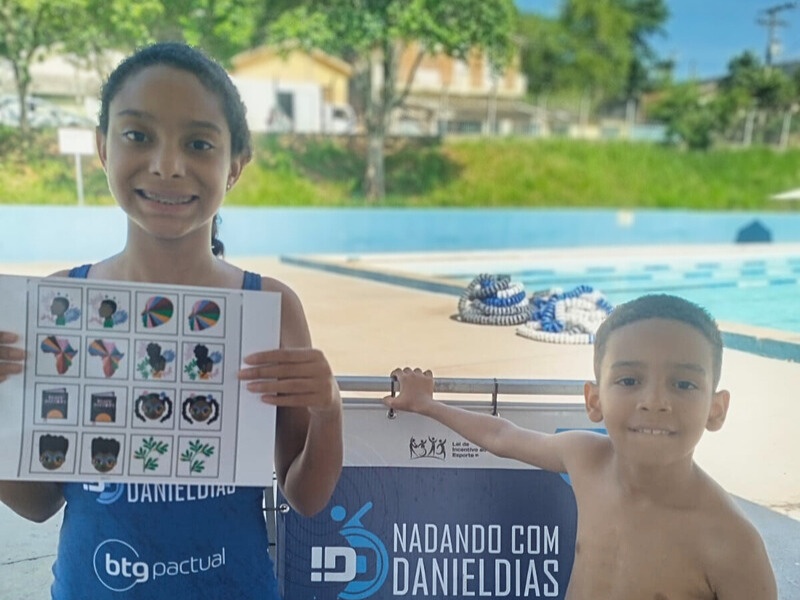 Alunos do projeto Nadando com Daniel Dias de Limeira (SP) participam de conversa e jogo da memória no mês da Consciência Negra