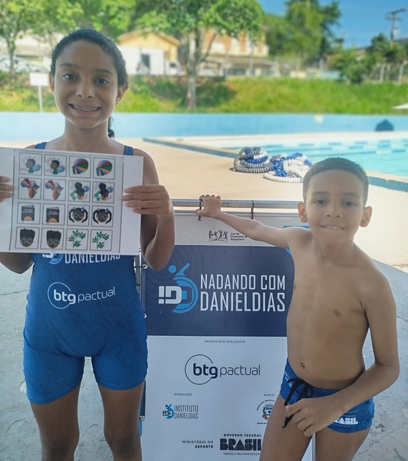 Por meio da conversa e do jogo da memória, alunos do Nadando com Daniel Dias de Limeira (SP) aprenderam sobre Consciência Negra | Foto: Divulgação