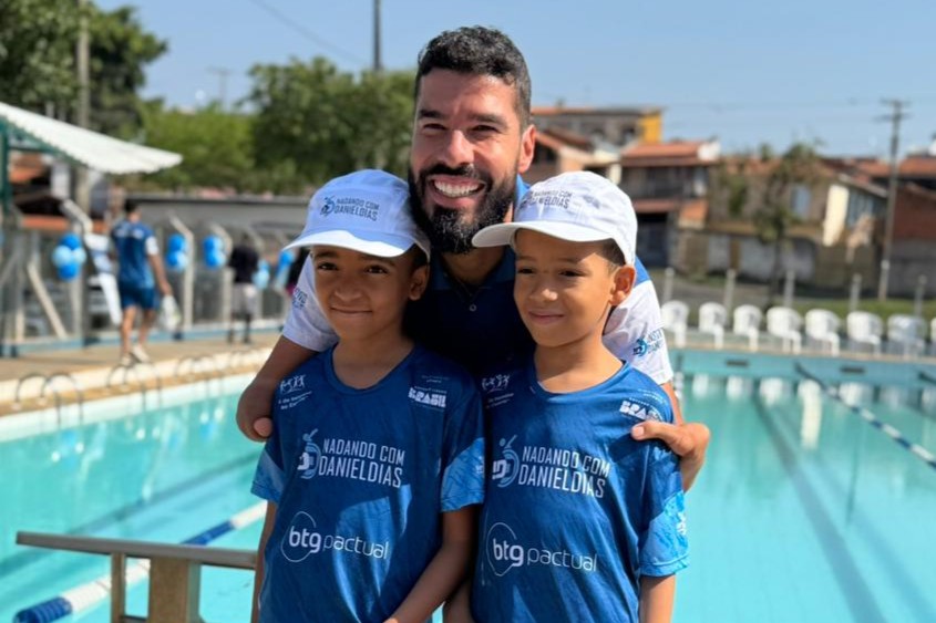 Em manhã do Dia dos Professores, padrinho multicampeão paralímpico realiza visita ao núcleo de Limeira (SP) do projeto Nadando com Daniel Dias