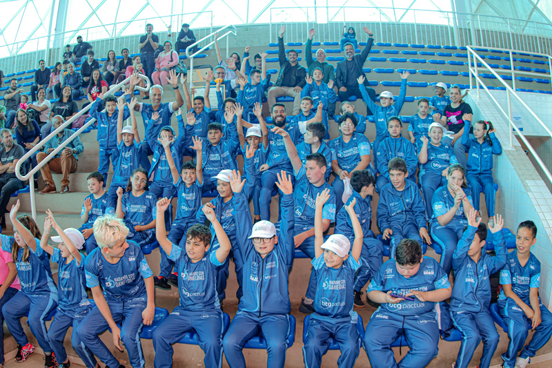 Padrinho multicampeão paralímpico participa de evento especial no novo núcleo do projeto Nadando com Daniel Dias em Ponta Grossa (PR)