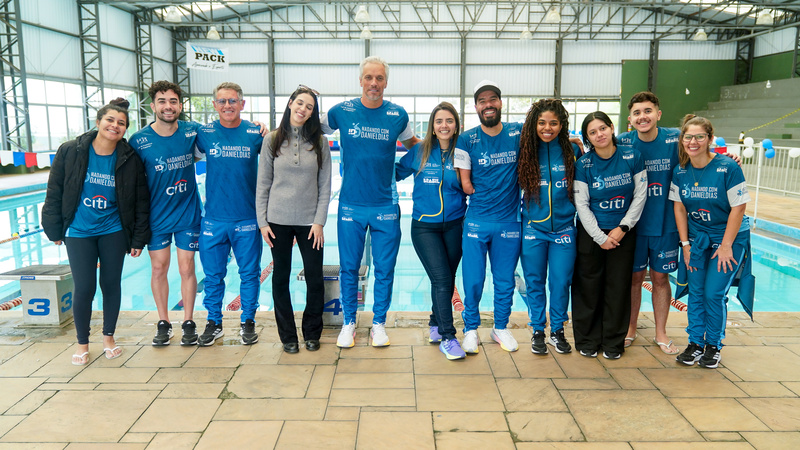 Visita do padrinho multicampeão paralímpico marca celebração de um ano do projeto Nadando com Daniel Dias em Valinhos