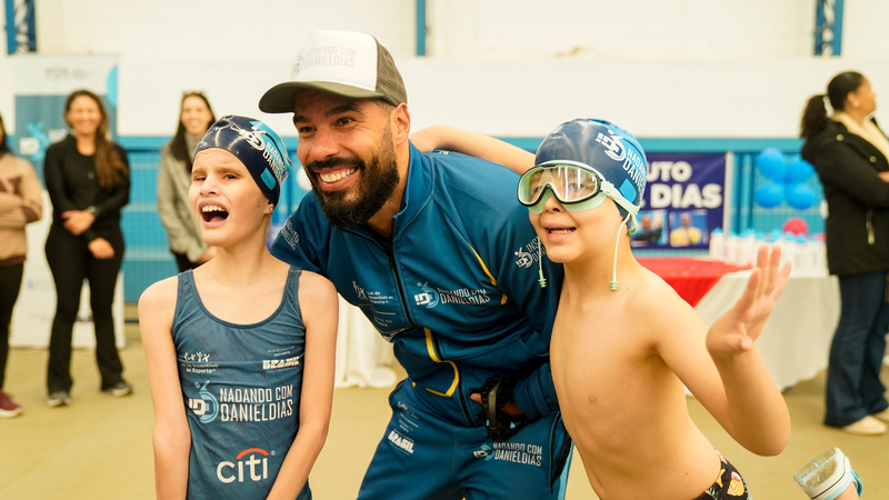 Projeto Nadando com Daniel Dias celebra primeiro ano de atividades em Hortolândia (SP) com visita especial do padrinho