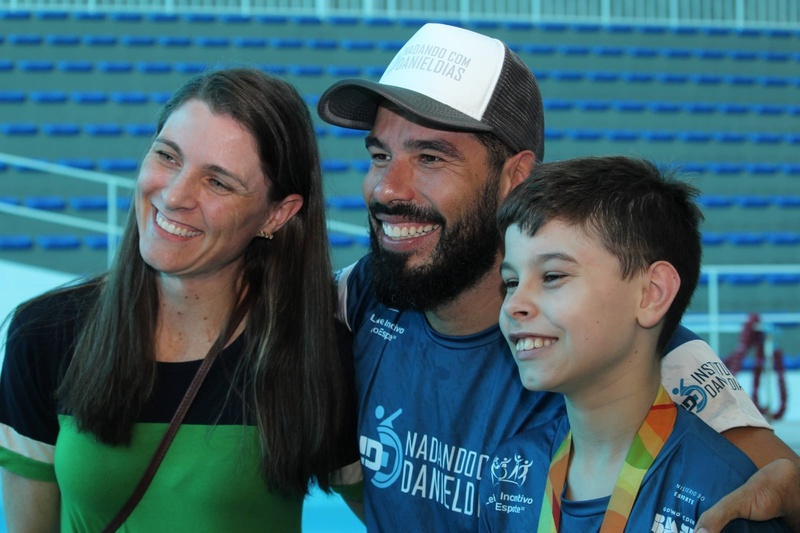 Aluno vive história de inclusão, superação e amadurecimento na sede de Ponta Grossa (PR) do projeto Nadando com Daniel Dias