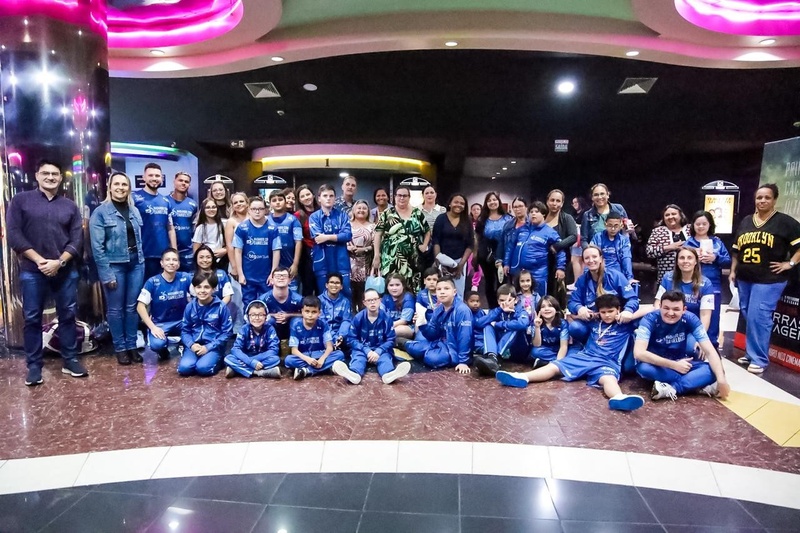 Sedes de Ponta Grossa (PR) do projeto Nadando com Daniel Dias organizam passeio animado ao cinema