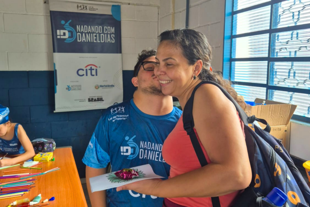 Mães foram homenageadas como sinônimo de força feminina pelos alunos do projeto Nadando com Daniel Dias de Hortolândia (SP) | Foto: Divulgação